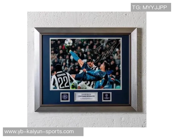 C罗精彩倒钩破门后队友热情为其戴帽子庆祝场面温馨 C罗精彩倒钩破门后队友热情为其戴帽子庆祝场面温馨